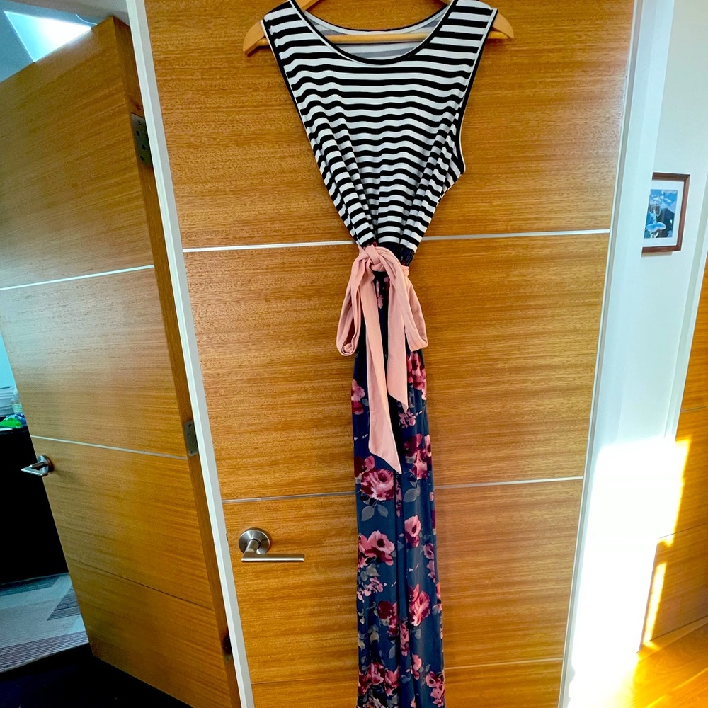 Casual trendy maternity maxi dress to keep you cool in the house